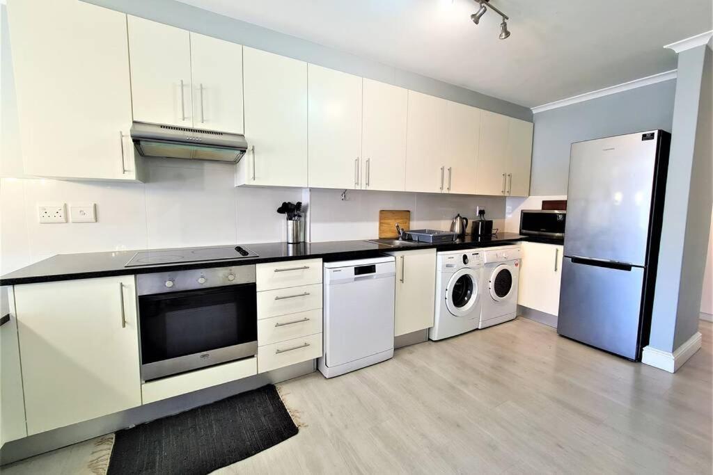 Modern & Secure 3 Bedroom Apartamento